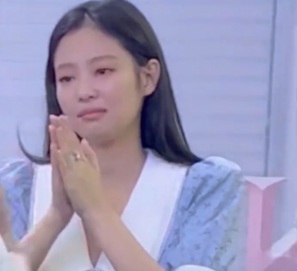 Jennie被拍到在簽名會因粉絲的鼓勵而被感動哽咽的畫面～