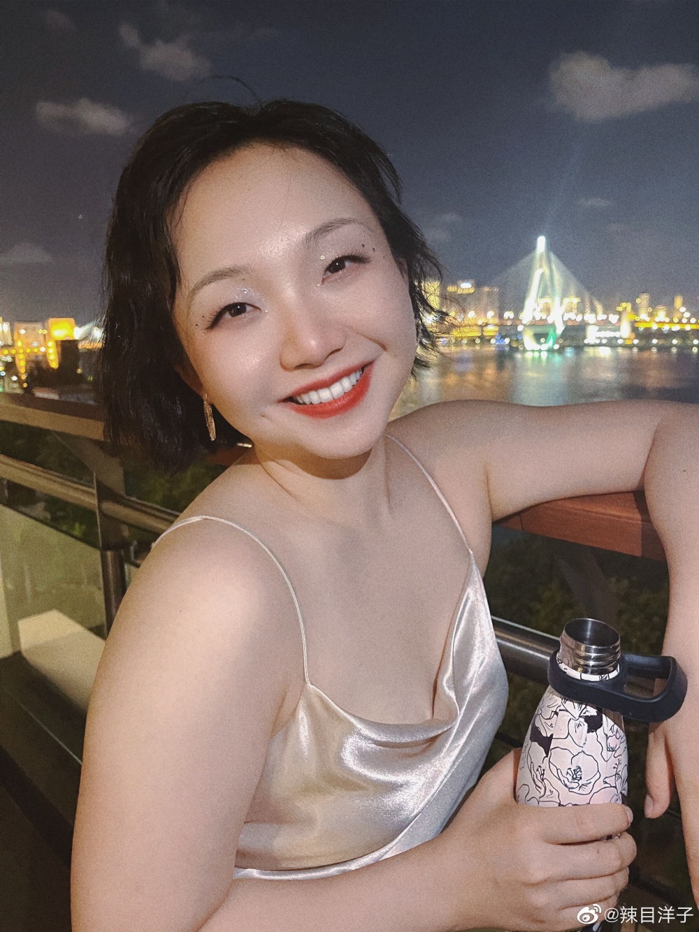 喺汪海林爆廣電新禁令後,網民相信佢必須放棄「辣目洋子」呢個仿日本名嘅藝名,改回中國名字