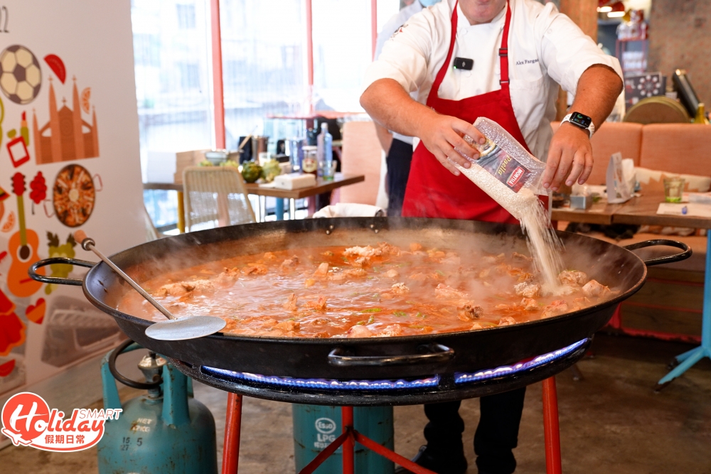 今次「西班牙海鮮飯週」活動特別邀請主廚Alex Fargas坐鎮炮製傳統瓦倫西亞海鮮飯，秉承傳統選用當地食材入饌，用上雞肉、蝸牛和朝鮮薊等製作，每一鍋海鮮飯即叫即製，以巨型平底鍋及特製火爐烹煮。