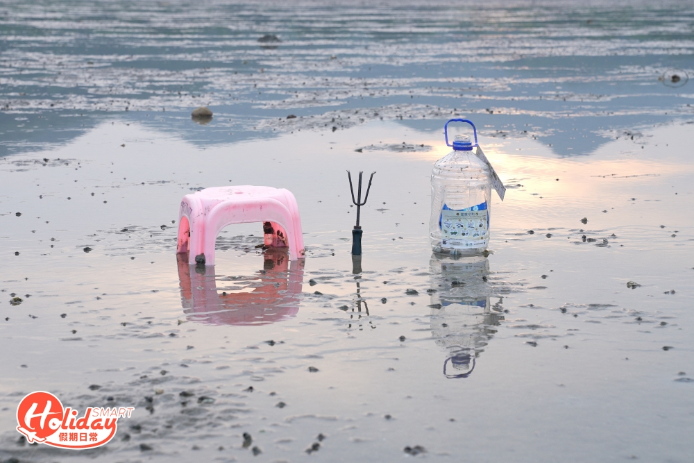 要摸蜆就要必備摸蜆三寶，包括膠筒、泥扒和小櫈，不過於水口村附近的士多設工具租借服務，大約$20一套，按金$50，溝通好還工具時間後就可以岀發，真的十分方便！