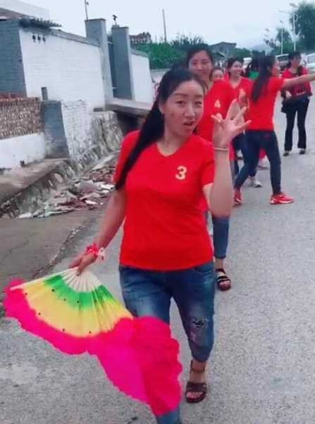 姐姐們當時為弟弟i惡結婚而喺村裡面跳舞,令唔少村民都圍觀拍照。
