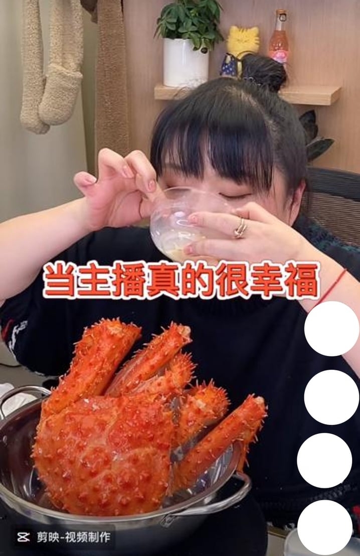 細細粒（陳嘉佳）簽約到王祖藍嘅公司，近年開始喺抖音直播帶貨，主要sell食物居多