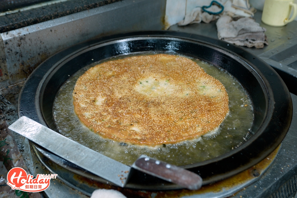 除了熱賣的小籠包、生煎包和生煎餃外，還有不少街坊稱要碰運氣才買到的葱油餅，以生鐵鍋半煎炸而成的手工葱油餅。