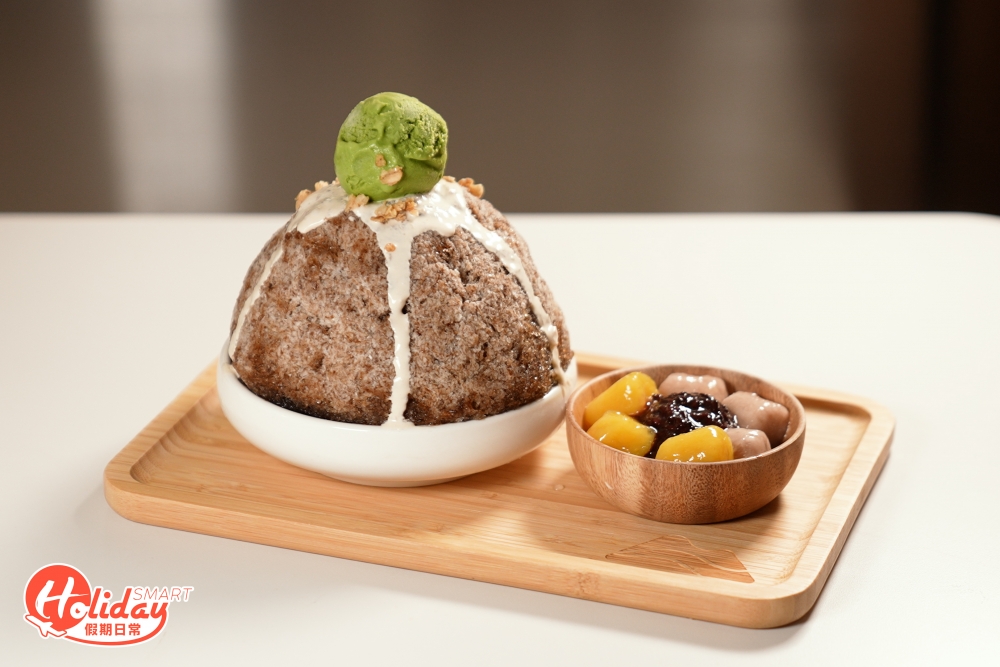 記者則推介夏日必食的雪花冰,以一般以水製成的冰磚相比,店家直接把仙草凍雪至冰磚,因此刨出來的雪花冰會綿密帶絲。