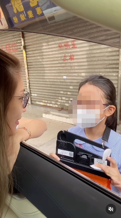 陳敏之表示自己以前都係就讀東華三院嘅學校，並向「師妹」買旗！