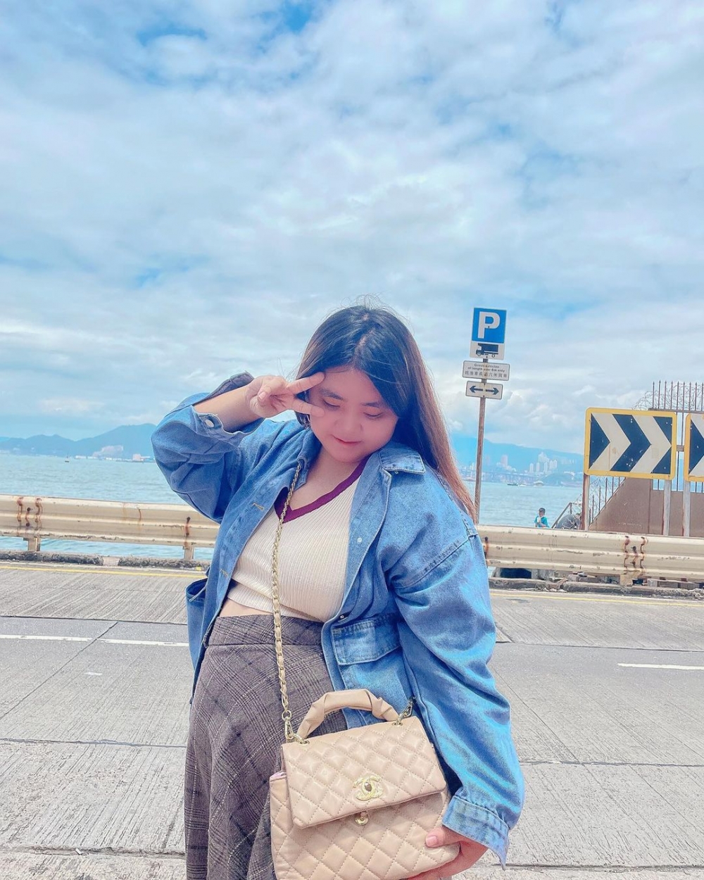 何嘉珍雖然身型唔算窈窕，佢更自爆過體重有175斤（約193磅），但從佢IG嘅相嚟睇，佢對自己亦十分自信