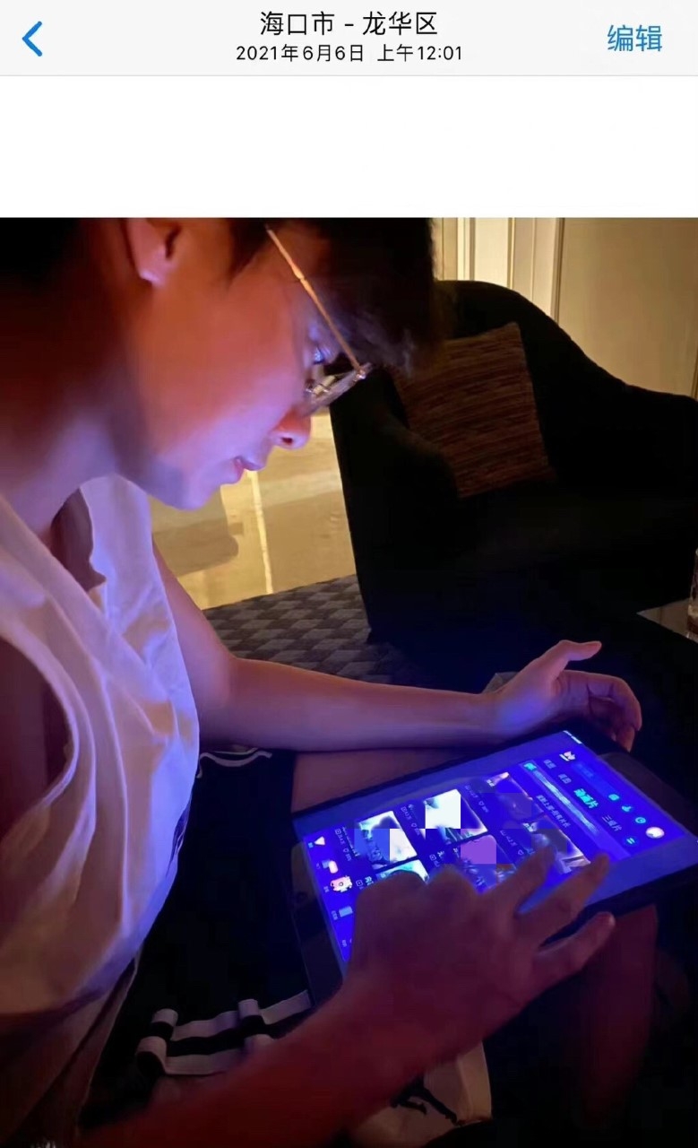 對方更公開一張側臉與李易峰相似的男子，拿著平板在看色情動畫照片的私密照！