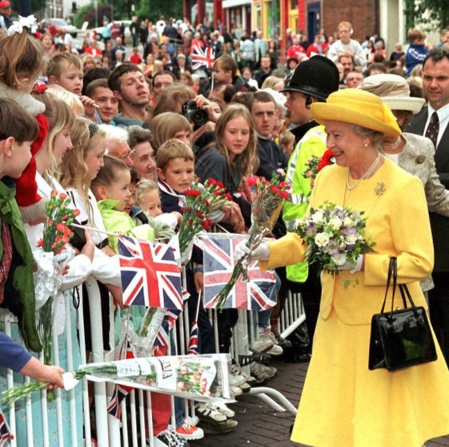 英女王非常鍾意當地品牌Launer London嘅手袋，聽聞足足有逾200個手袋！