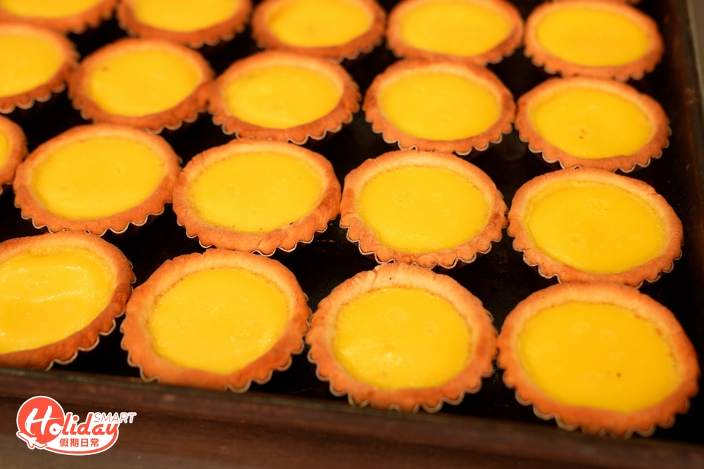 以酥皮蛋撻、花卷和合桃蛋糕而聞名的豪華餅店，其中蛋撻做法十分講究，有別於坊間餅店的蛋撻做法，蛋漿除了選用本地雞蛋，亦用上了貴價奶粉和法國忌廉，而酥皮更是由麵包師傅人手摺疊成108層，酥皮跟蛋漿的比例剛好，口感滑溜富蛋香，高峰期試過一日賣出3,000個蛋撻。