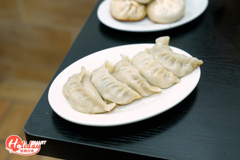 餃子即鍋貼同樣有不少捧場客，分為蒸或煎兩款煮法，前者即叫即蒸，以蒸籠呈上；後者則使用傳統生鐵鍋半煎煮，餃子底部煎到金黃色，火候充足。