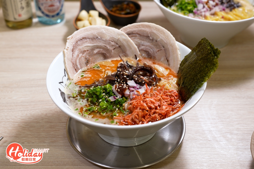 店家緊貼日本當地拉麵店流行之雙湯頭製法,將豚骨及鮮蝦精華結合,再加入日本味噌熬成,表層灑上大量櫻花蝦碎,炮製成櫻花蝦味噌湯拉麵。