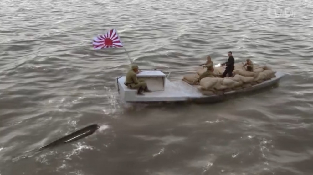 兩人推住魚雷接近日軍,之後魚雷一枝箭咁飛埋去