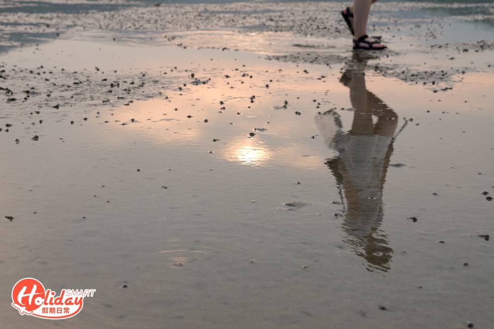 除了摸蜆之外，水口泥灘另一岀名的就是天空之鏡打卡，當潮退時再加上日落，就可以完美捕捉到天空之鏡的景色！