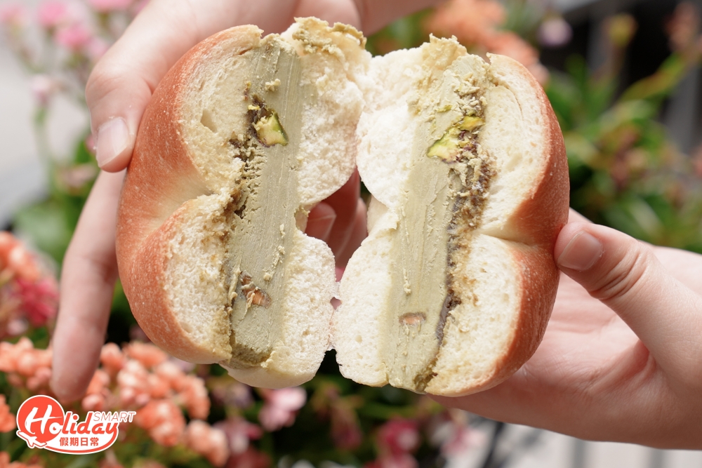 每件乳酪夾心貝果都加入超厚身的乳酪，每日有4-5種口味和款式，視乎小店當日公布，大家記得於店家的社交平台查看，以免買不到心水口味！