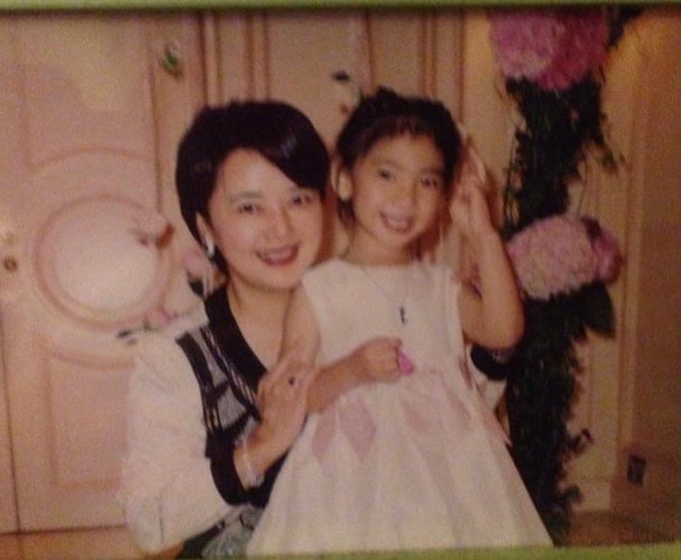 何嘉珍稱自己依家嘅職業係「學生and part time TVB」，作為「星二代」何嘉珍或有意同媽媽一樣加入娛樂圈？