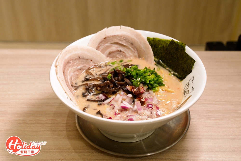 豚骨湯拉麵配鬆軟嫩滑的慢煮豚肉叉燒,加以秘製甘味醬油提鮮,齒頰留香。