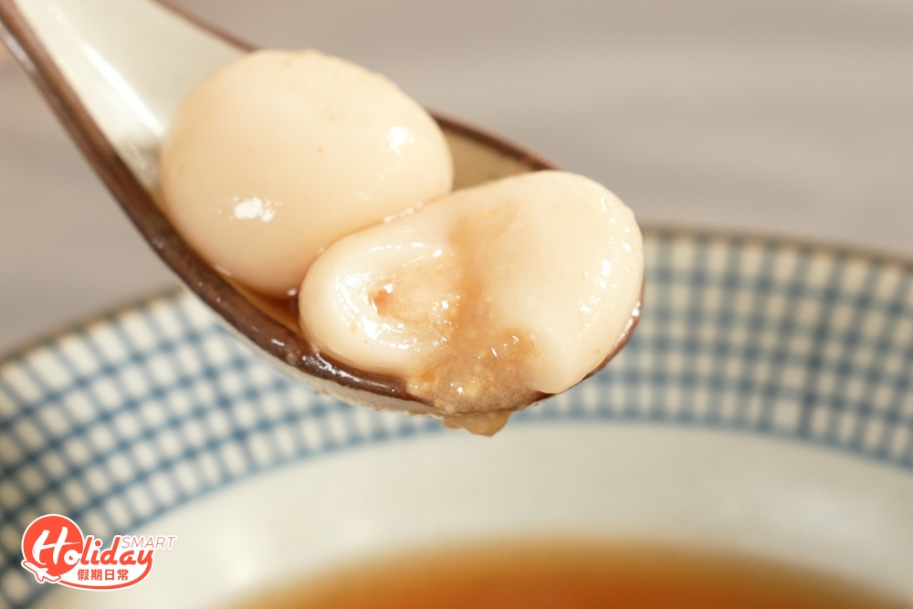 店家推介黑糖薑汁湯圓芋圓。湯圓暫選用花生餡料，流心內餡中含有花生碎，加上黑糖和芋圓，有豐富口感之外，薑汁令人更暖心！