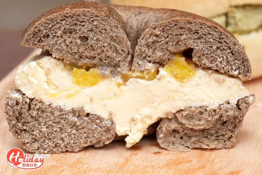 伯爵柑橘醬醬乳酪夾心中的伯爵味濃郁，柑橘醬更帶有粒粒柑橘果肉；而烏龍鳳梨乳酪夾心帶清新爽甜的原粒菠蘿果肉，與麥香味重的麵包十分搭配！