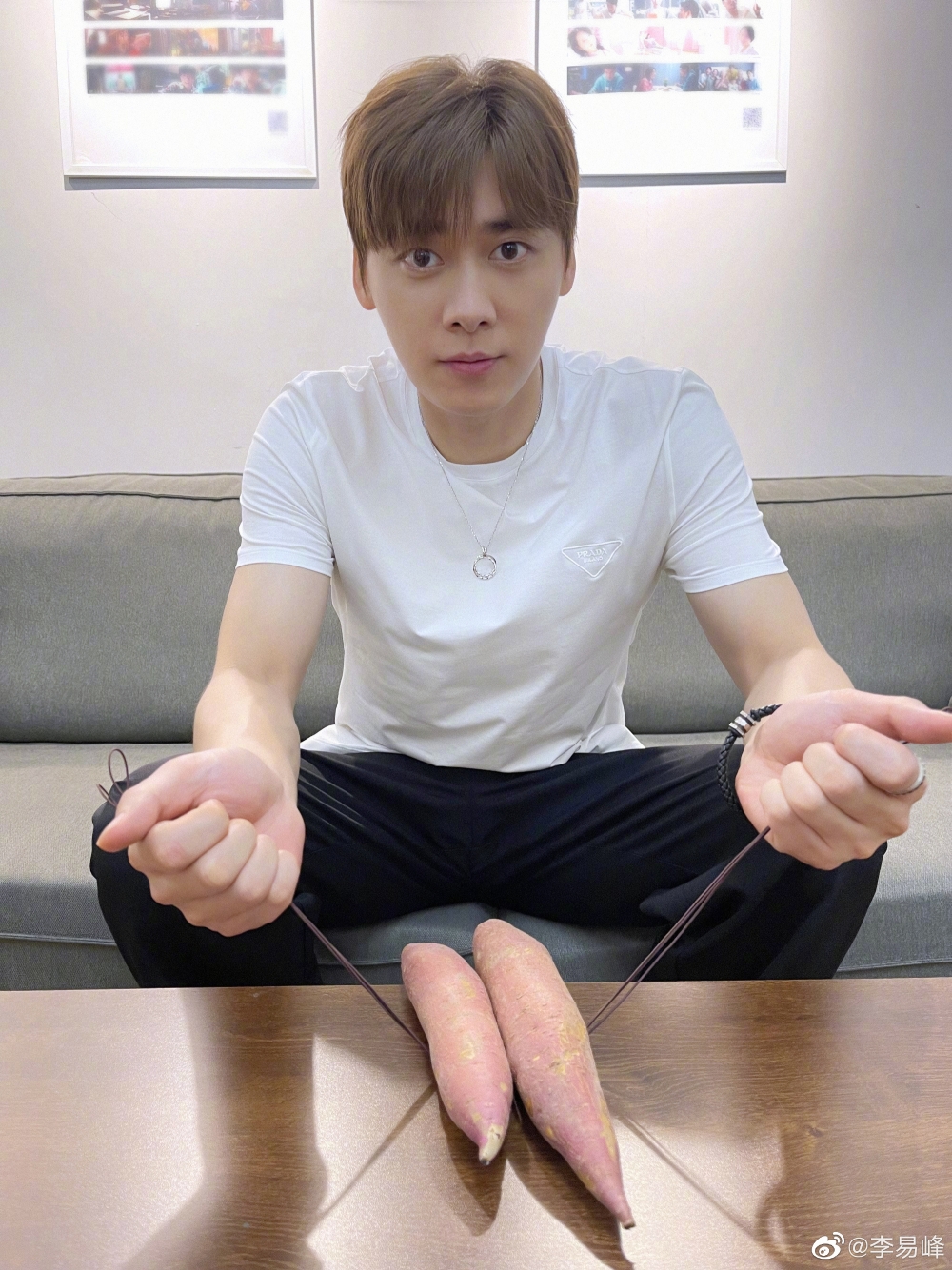 内地男星李易峰被內地警方通報佢多次交易,依法被捕。