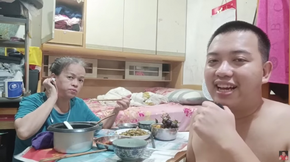 Kenny喺YouTube開直播，時長達兩個鐘，期間佢同媽媽一邊食飯、一邊鬥嘴