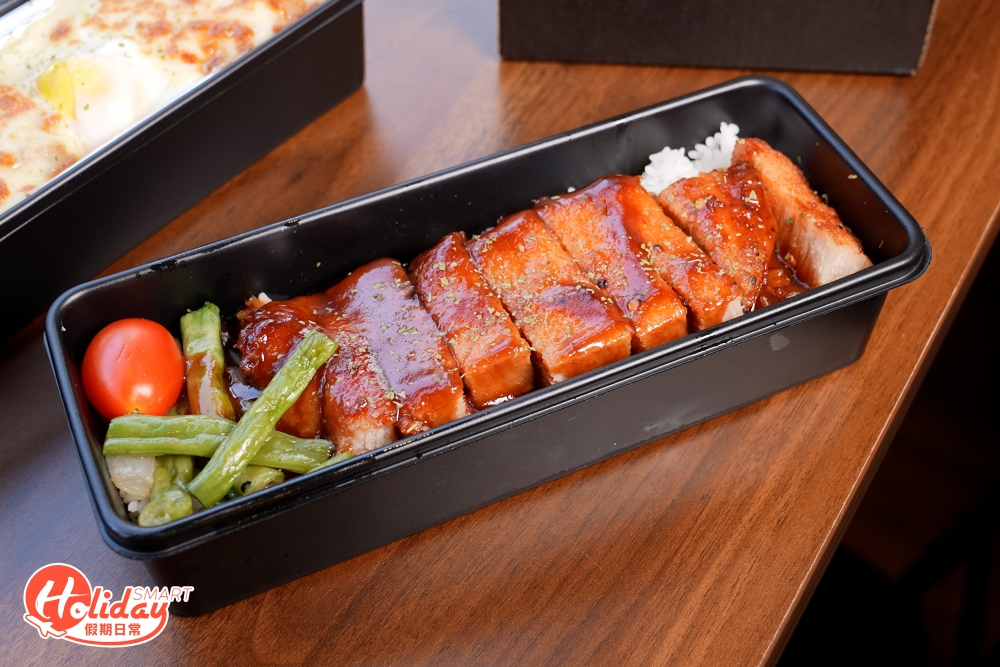 老闆極力推介招牌威士忌BBQ豬扒飯，參考英國相當受歡迎的Jack Daniel's BBQ醬，再創作出獨有的威士忌BBQ醬，除了在豬扒飯上淋上燒烤醬外，更會在表面直接噴上少許威士忌，微甜的BBQ醬跟威士忌的酒香很搭配，厚切的豬扒口感軟腍，食落帶有微微威士忌酒味，特別醒胃。