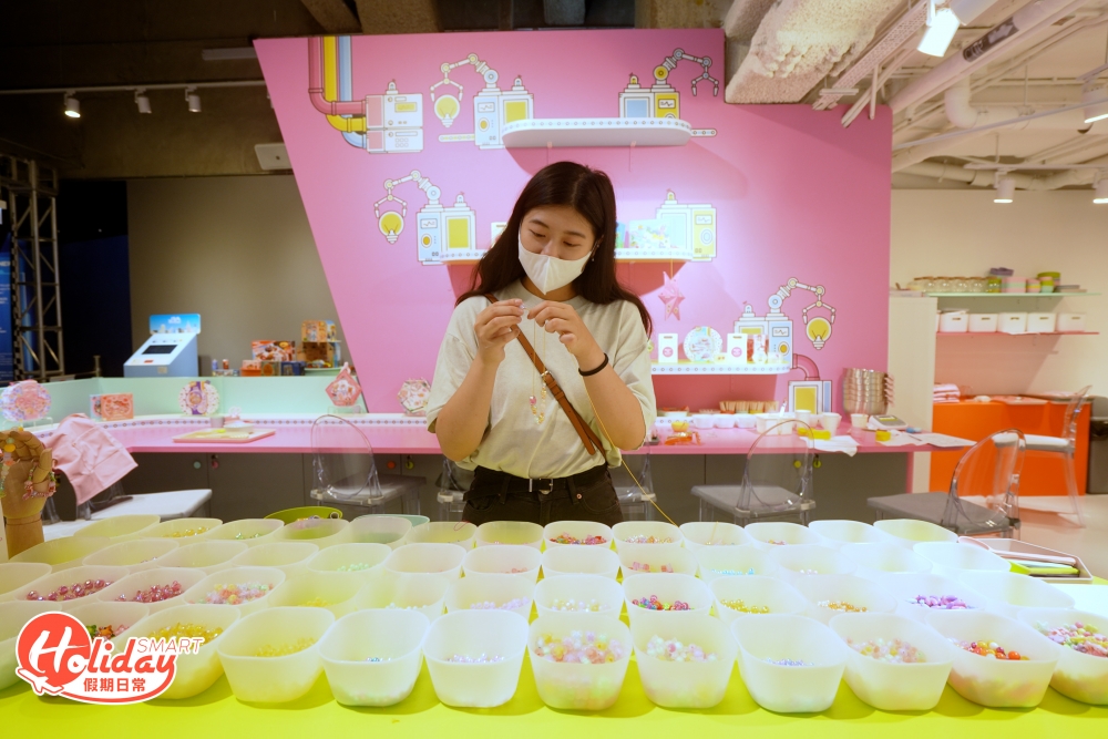 為兒童而設的手作工作坊，提供穿珠手鏈及製作蛋糕，讓小朋友從中學習且發揮創意！