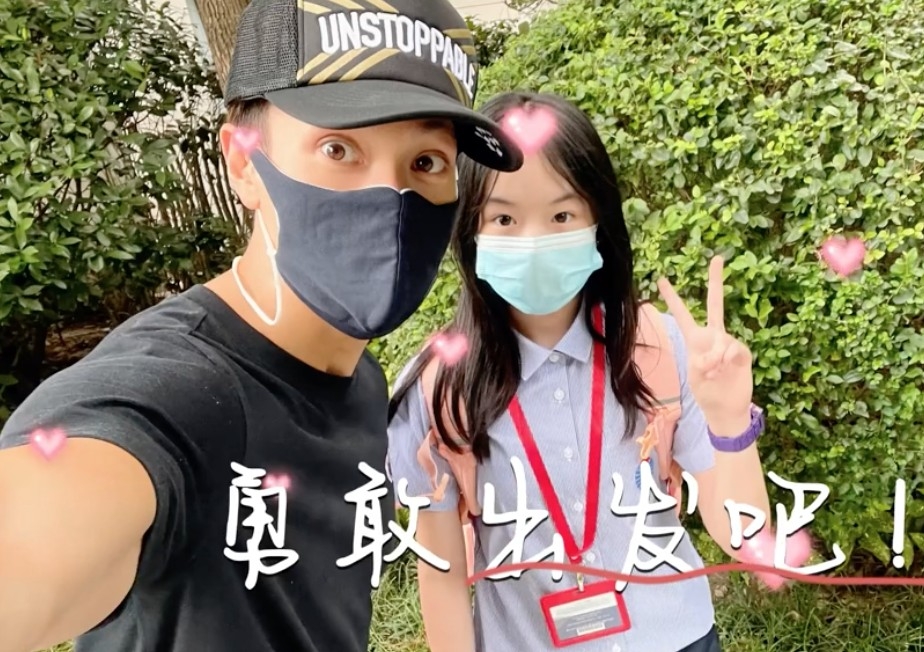有網友根據Neinei同Max所著嘅校服估計吳尊為子女報讀嘅係上海耀中國際學校
