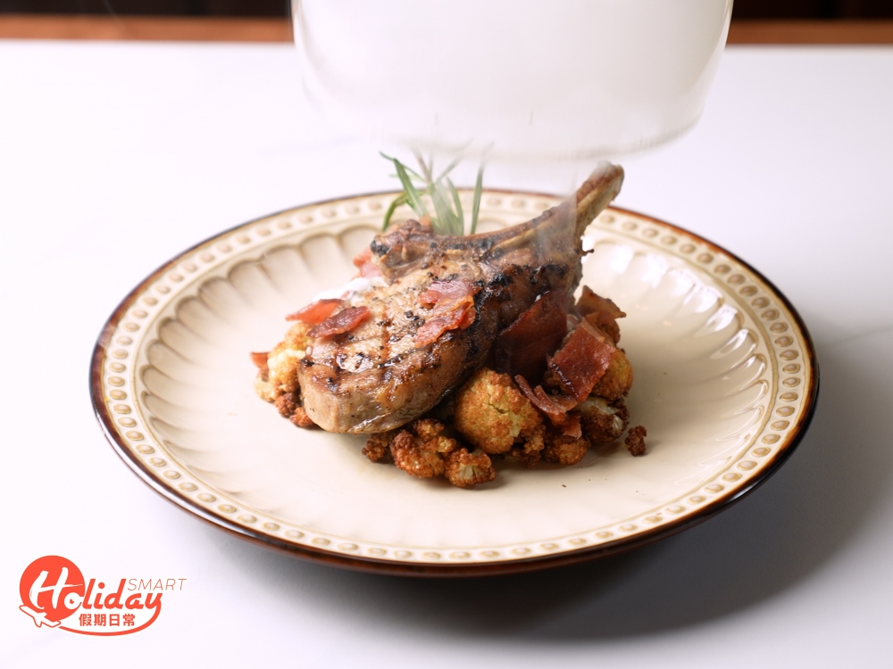 餐廳少有地提供時下流行的生酮飲食菜單，而且選擇豐富，推介慢煮煙燻加拿大豬架，豬架上枱時已散發淡淡煙燻香氣，賣相夠架勢，以慢煮方式烹煮肉質更軟嫩多汁，加上香烤椰菜花和酸忌廉好開胃。