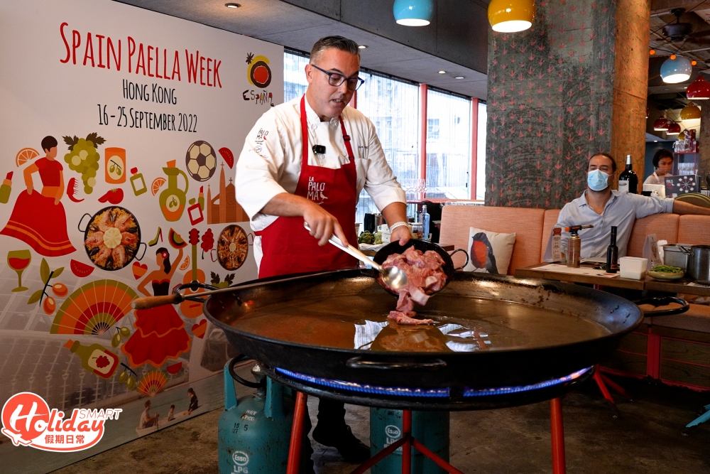 西班牙海鮮飯 (Paella) 在西班牙各城市會選用當地食材入饌， 烹調出不同風味的西班牙海鮮飯，而其實「Paella」一字本來解作淺身平底雙耳大圓鑊，香港人習慣稱為「西班牙海鮮飯」。