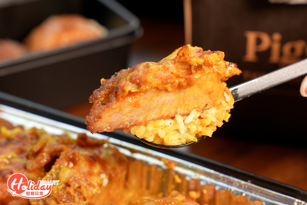 芝士焗越式水咖喱豬扒飯，咖喱重椰奶味，芝士帶有鹹香，豬扒口感更軟腍，拌勻後撈飯一流。
