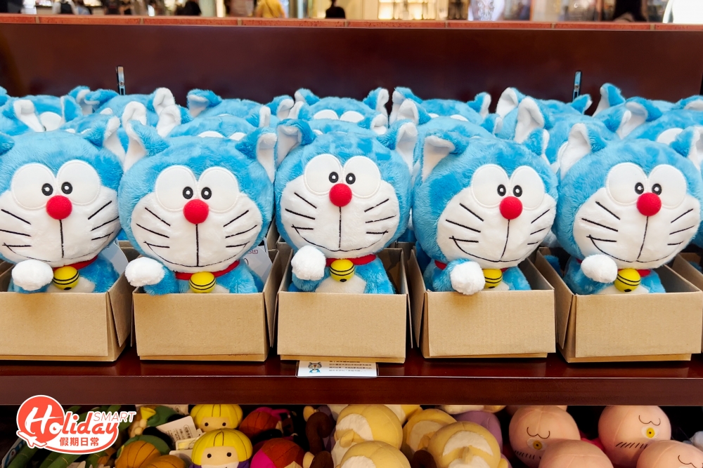 其中超可愛的「多啦次明」貓公仔必定超搶手，坐在紙箱等大家帶回家，款款精美實用，全部限量發售，多啦迷一定要買回家收藏！