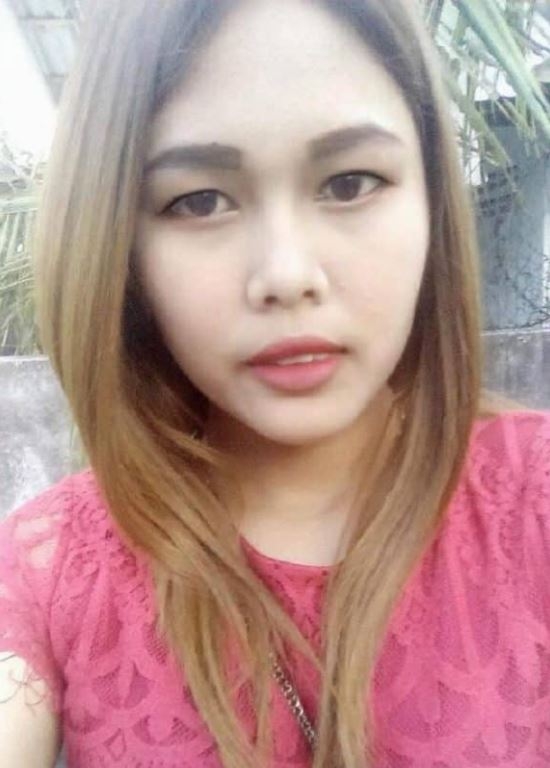 好彩佢最終獲好心嘅美容師幫手，令佢嘅超粗眉毛慢慢消失咗！