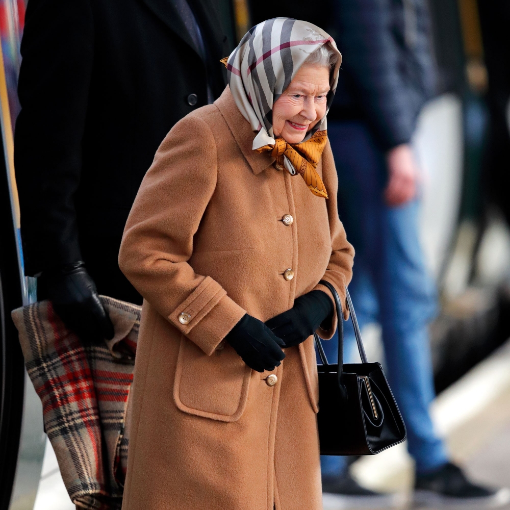 而英女王好鍾意Hermès及Burberry頭巾