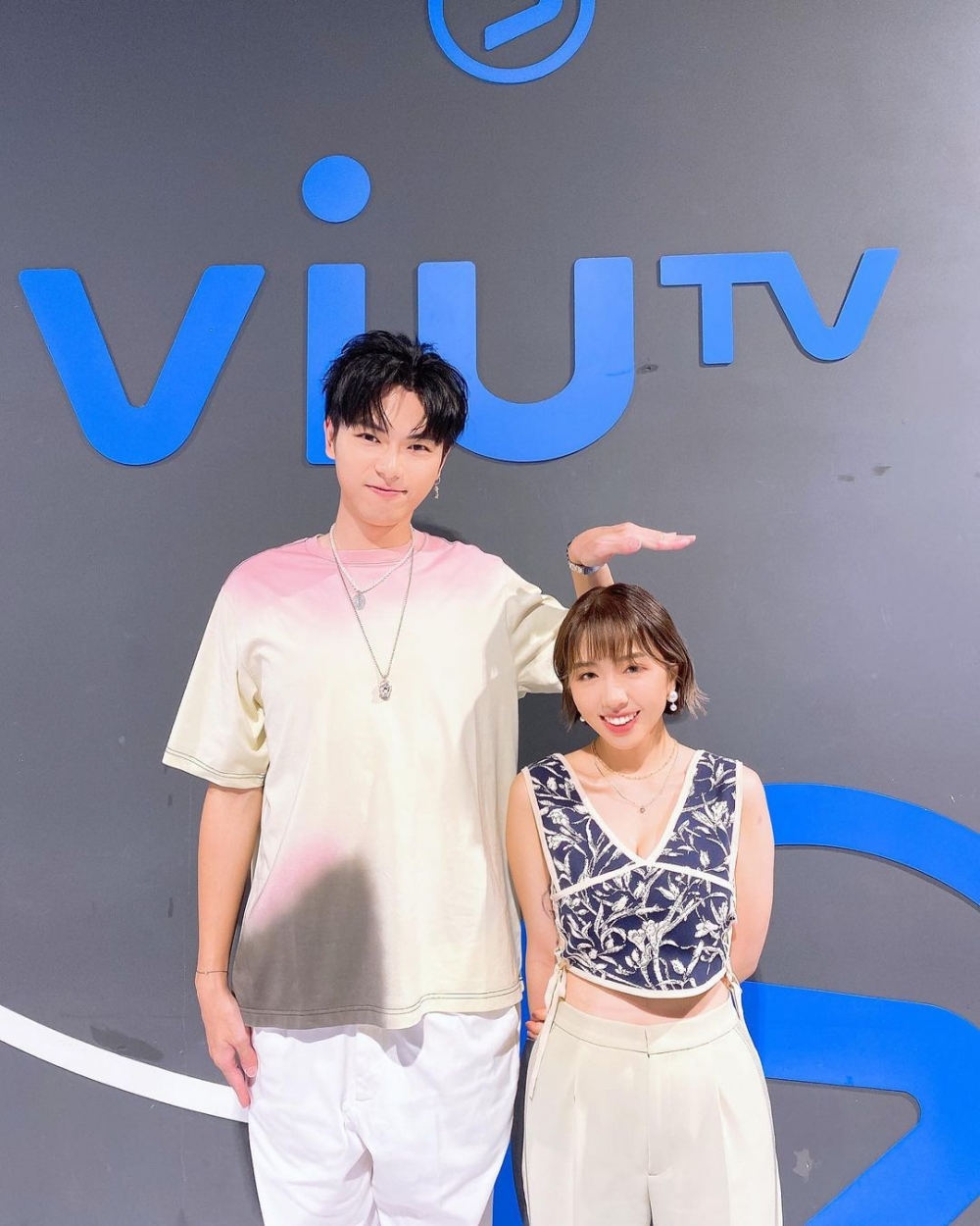 今次佢上《戀講嘢》分享情史，亦大方著低胸上衣派福利，連193都忍唔住話：「依家我哋個個嘉賓上嚟都著低胸嘅！」