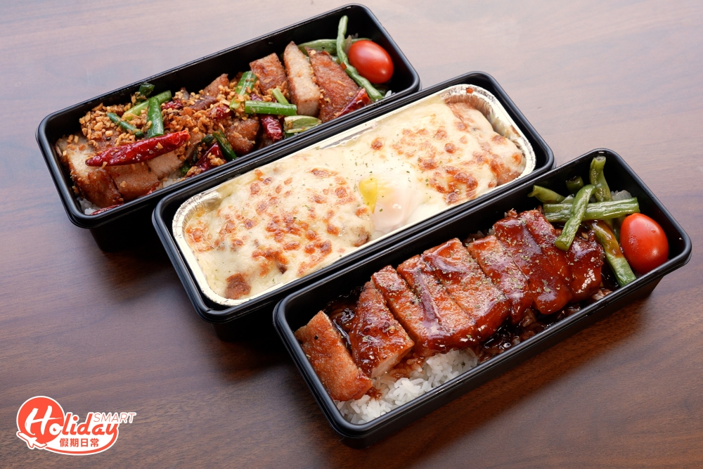 從店名「Pigsman」不難估到是主打豬扒菜式，供應7款口味的豬扒飯，每款豬扒飯亦被搞鬼地取名為不同特務身份，包括威士忌BBQ（特務J）、芝士焗越式水咖哩（特務C.C.）、芝士蘋果（特務R）和避風塘（特務T）等。每份豬扒飯即叫即製，選用較有嚼頭的肉眼豬扒，用上香茅等配料自家醃製，堅持每塊足2cm厚，不加鬆肉粉，切件再密鋪整個外賣盒，份量十足。