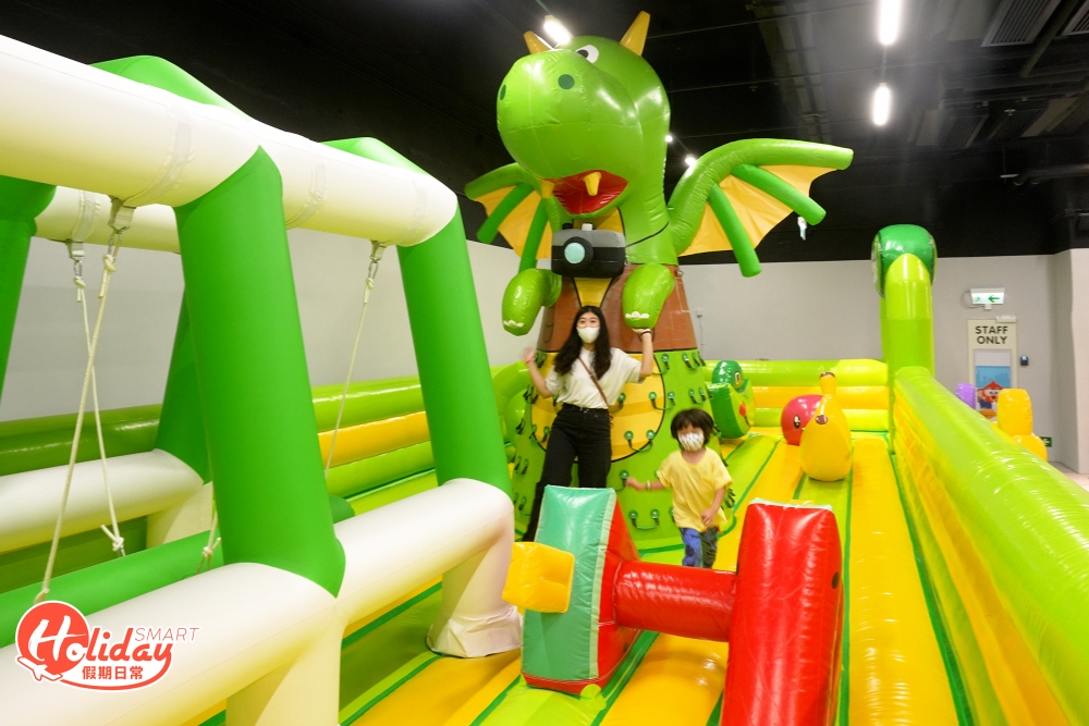 還有超過600呎的Drago彈跳城堡，整個氣墊裝置都有大大小小的關卡，小朋友更可以爬上恐龍上，可以模擬打敗怪獸情節！