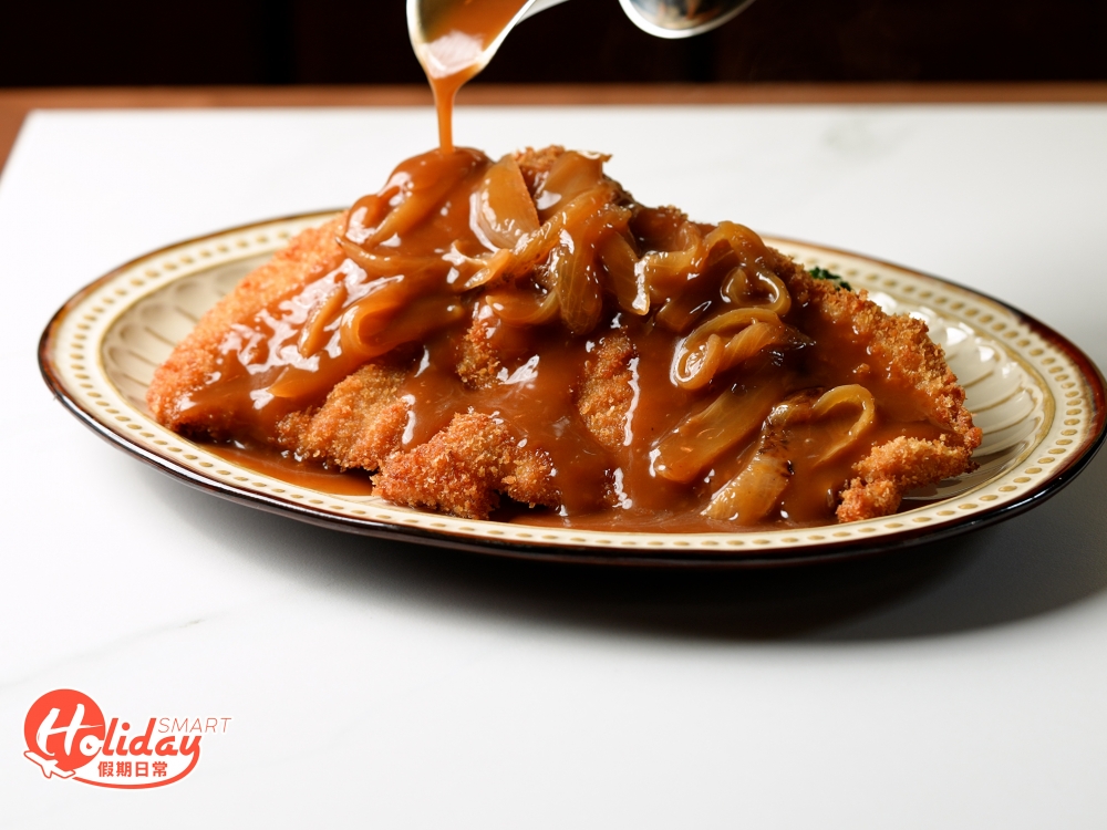 抵食之選還有吉列豬扒，足足有20cm長，且有一定厚度，大到完全蓋過底下配料，豬扒外皮炸得金黃脆口，炸粉厚度剛好，可以選配黑椒汁、蒜蓉汁、洋蔥汁和紅酒汁等，即使淋上醬汁，外層依然保持酥脆。