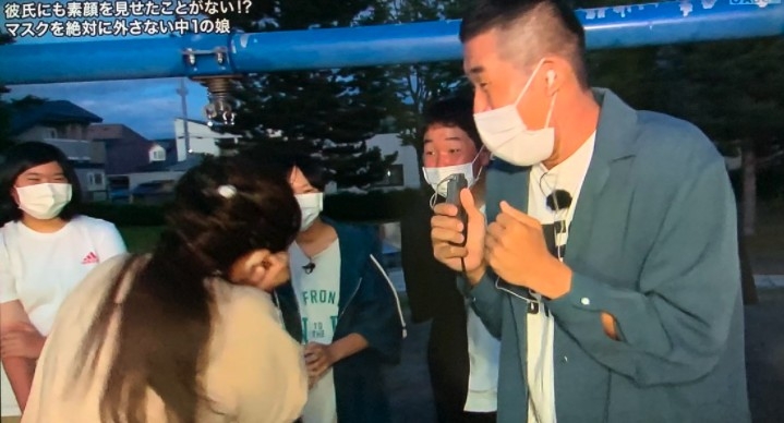 而少女媽媽都為女兒肯「除罩」而感到興奮！