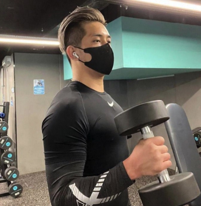 過往有「威威豬」被爆係集團嘅女高層,疑似係扮粉絲幫威威谷人氣