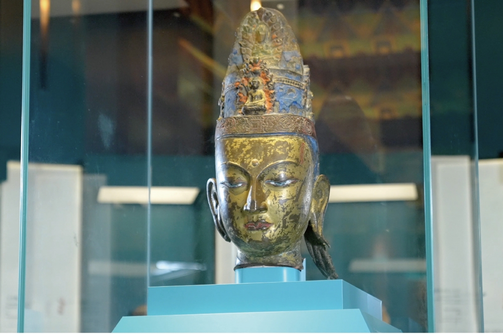 一級文物「彩繪大日如來佛鎏金銅頭像」。