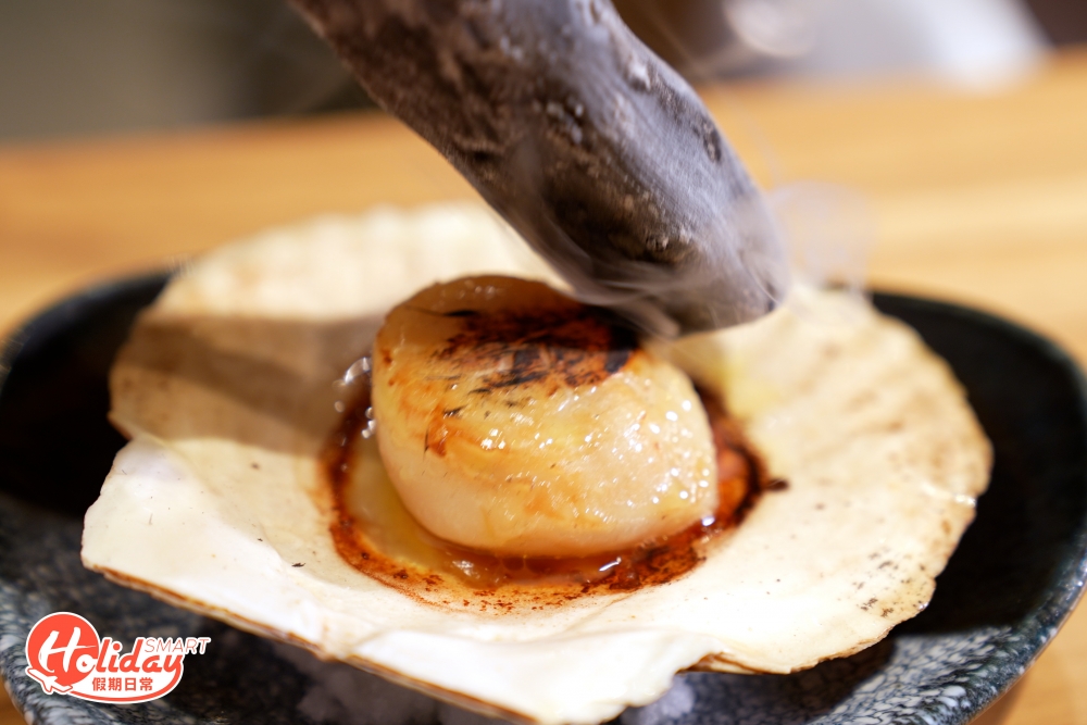 燻製帆立燒以備長炭微燒表面,食落鮮甜帶有炭香。