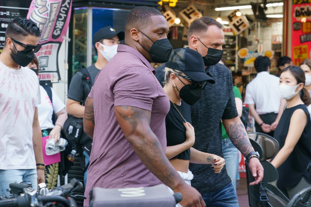 Lady Gaga抵達日本後，低調現身在涉谷區的MEGA Donki~