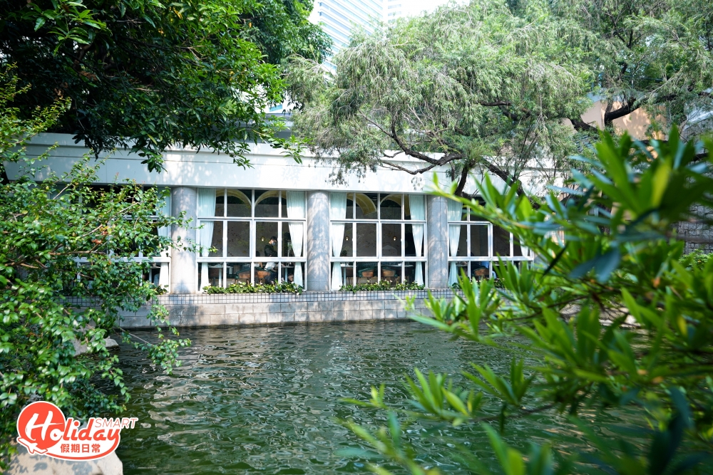 橫跨金鐘和中環商業區的「城市綠洲」香港公園最近出現新臉孔,說的正是新開業旋即「爆紅」的純白玻璃屋湖畔餐廳「Pondside」,其鄰近茶具博物館,自成一角坐落在公園的湖泊旁邊,周圍以大樹遮蔭,環境清幽舒適,由遠處看似飄浮於湖上的玻璃小屋。