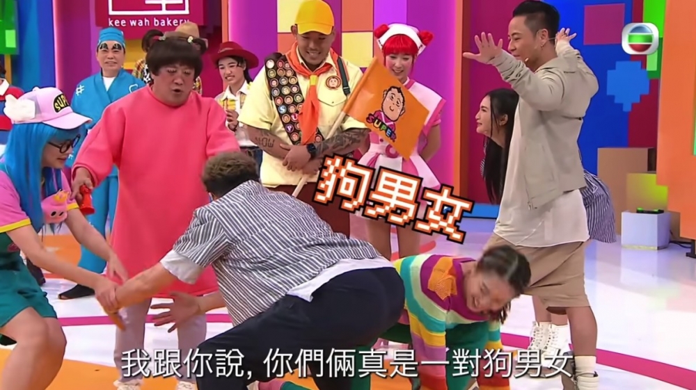 期間陳敏之同胡渭康因為姿勢相似，令主持人忍唔住講笑！