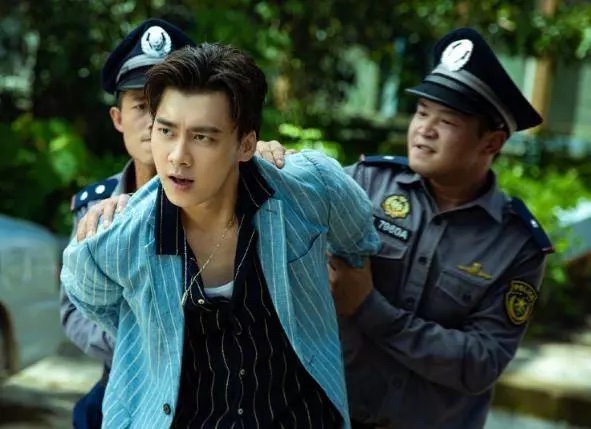 官方通報中指出李某某已被依法拘留,而《華鼎獎》亦宣佈取消李易峰嘅「最佳男主角」等獎項