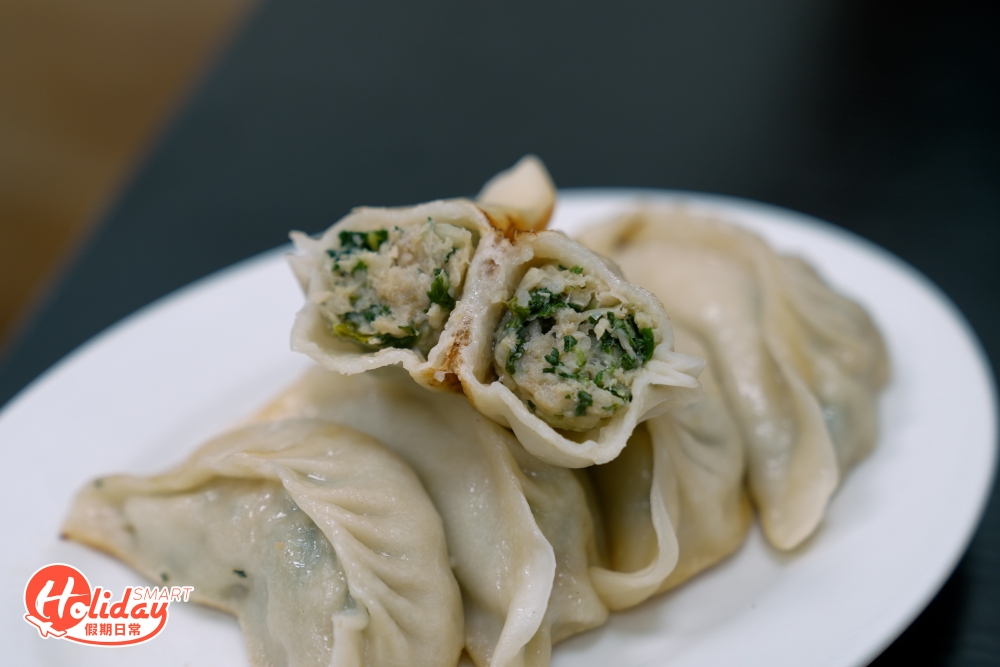 餃皮略嫌偏厚，但食落帶煙韌口感，底部煎得夠脆口，配搭半肥瘦肉的菜肉餡，咬開有少量肉汁，蘸配豆瓣醬或醋更好食！