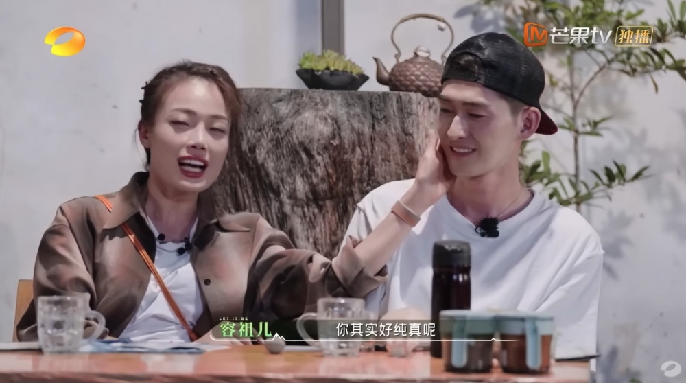 Joey表現好冧，仲出手摸張翰塊面，笑住話：「你其實好純真呢！」