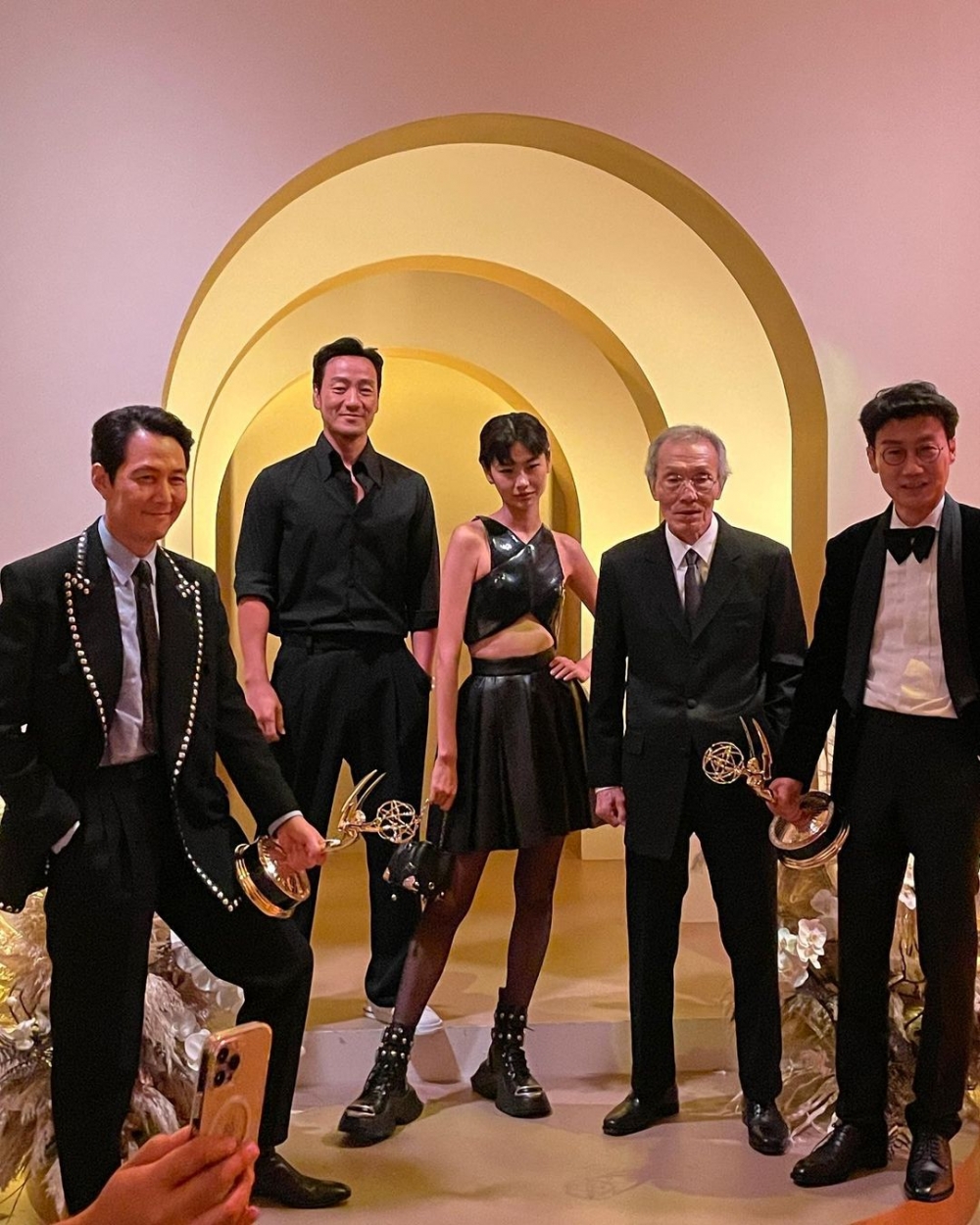 《魷魚遊戲》在《第74屆艾美獎》大放異彩，奪得視帝及最佳導演殊榮！