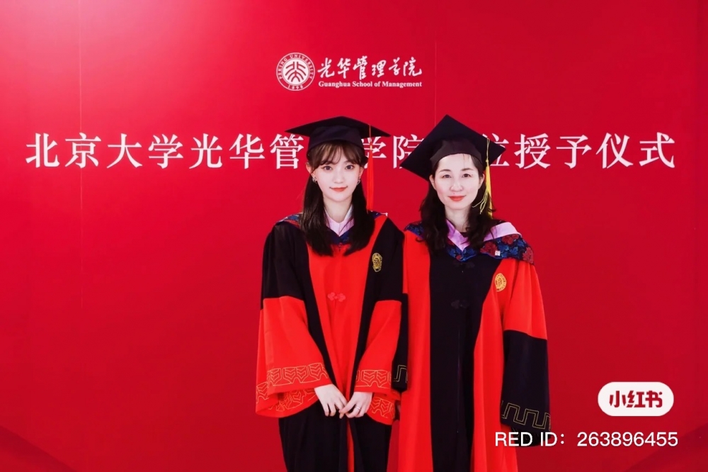 佢早前就已經上載咗畢業相！