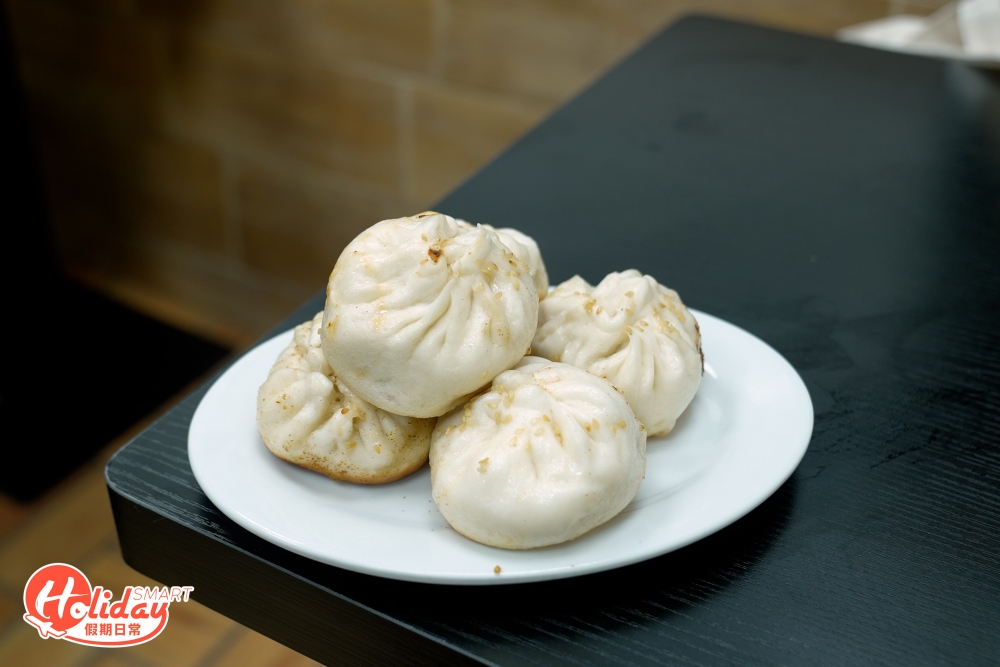 小店必食三寶有小籠包、生煎包、生煎餃，其中生煎包屬傳統風格，師傅一大清早便會將新鮮豬肉絞碎，再醃製餡料和包製成生煎包，之後以傳統生鐵鍋「七分蒸 三分煎」，售$33/5件，算抵食飽肚之選。